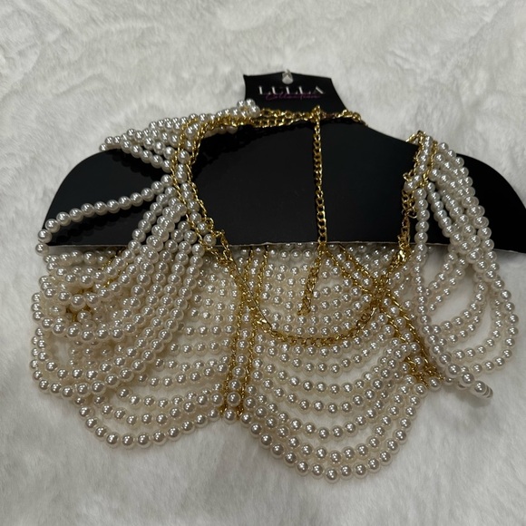 Luxurious Gold and Pearl Statement Necklace - Picture 2 of 3